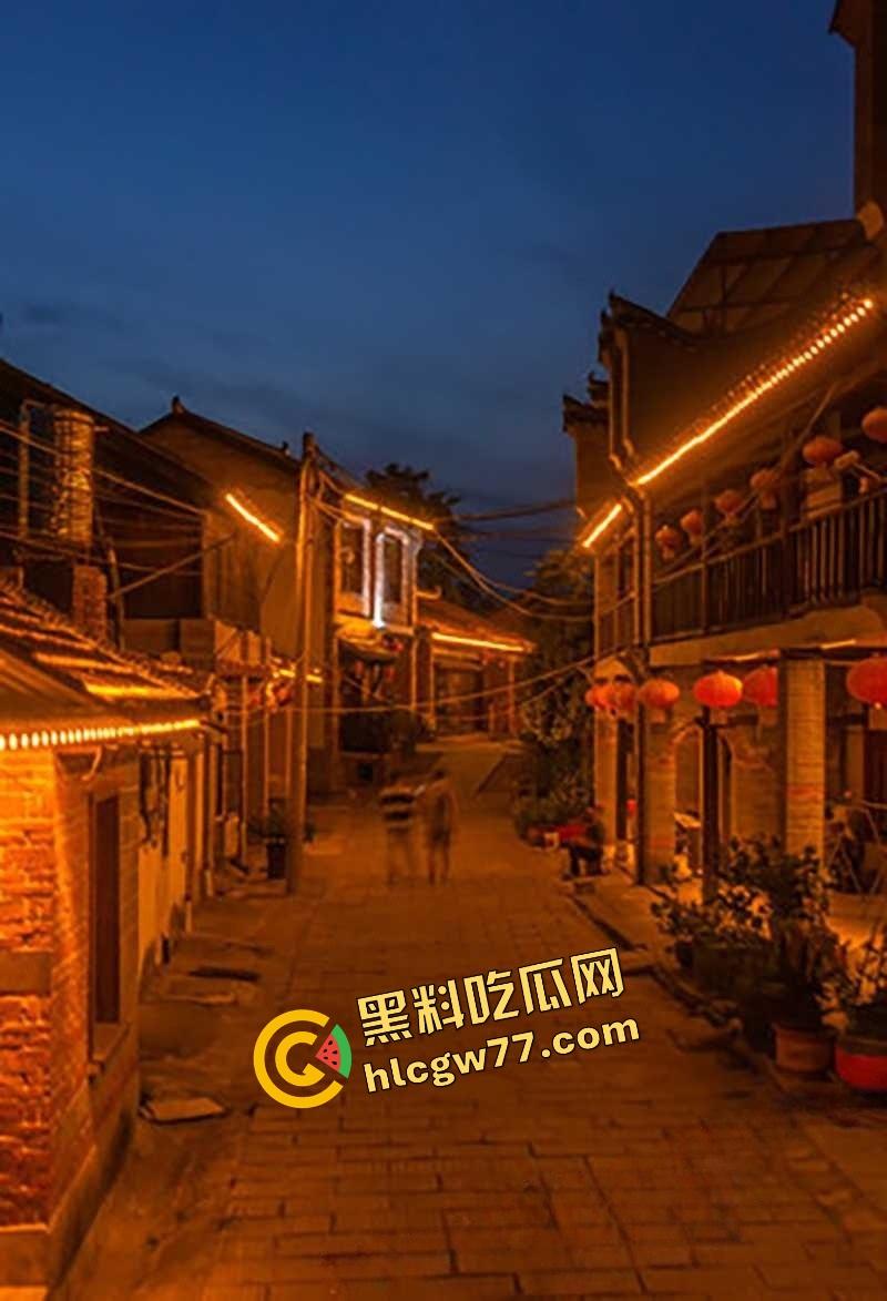 青州古城活春宫现场曝光,古风绿裙女深巷口跪舔鸡巴,男的边让口边跟路人唠嗑,路人全程狂拍!