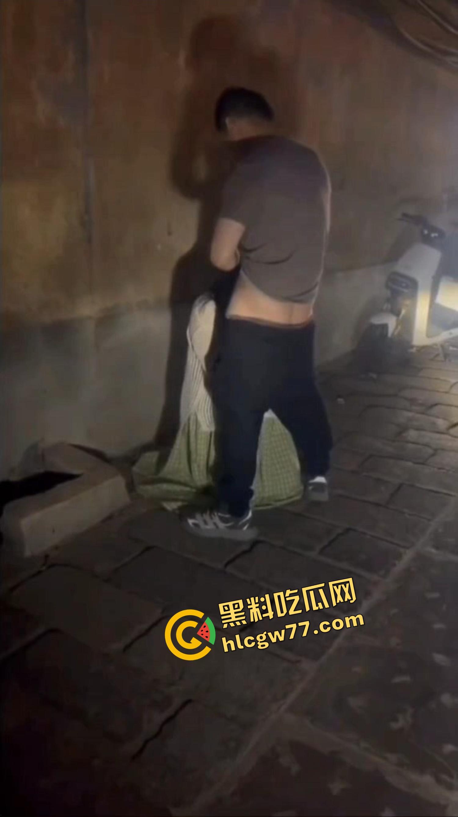 青州古城活春宫现场曝光,古风绿裙女深巷口跪舔鸡巴,男的边让口边跟路人唠嗑,路人全程狂拍!