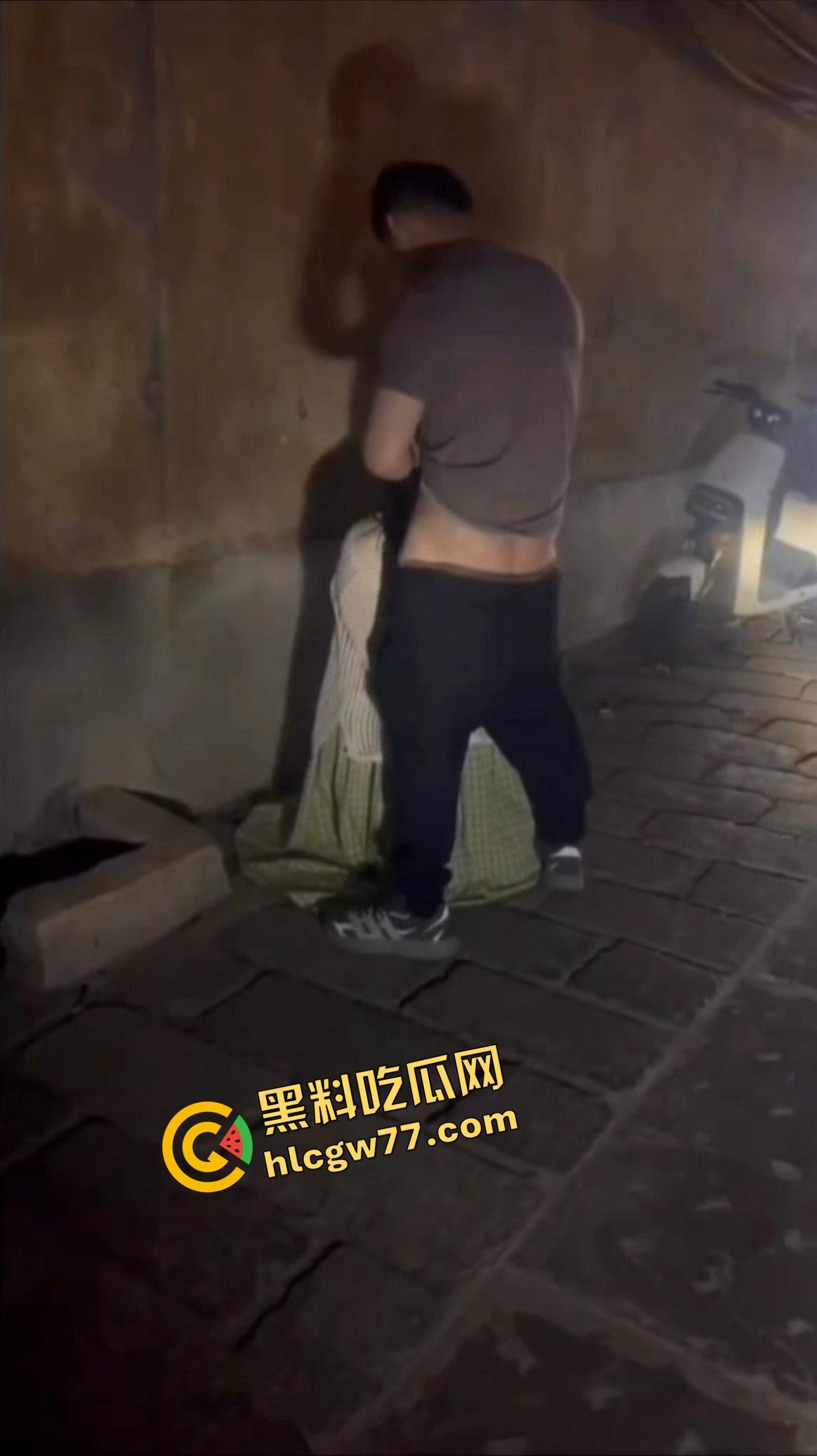 青州古城活春宫现场曝光,古风绿裙女深巷口跪舔鸡巴,男的边让口边跟路人唠嗑,路人全程狂拍!