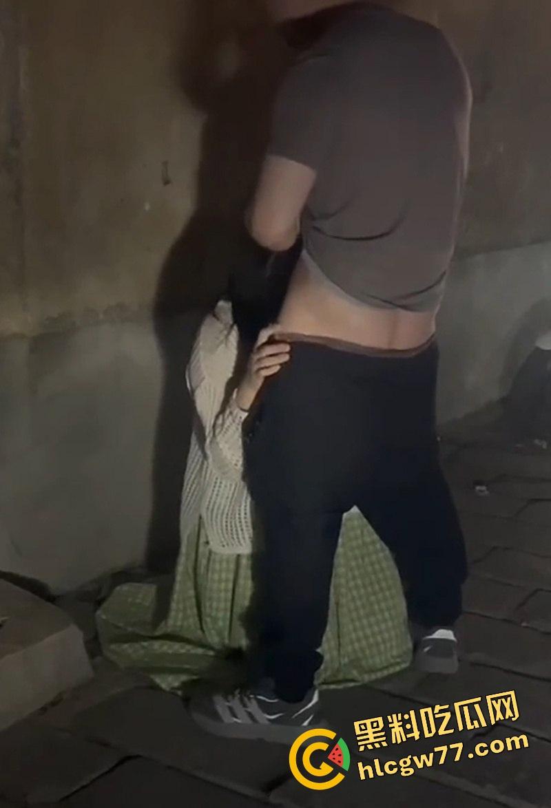 青州古城活春宫现场曝光,古风绿裙女深巷口跪舔鸡巴,男的边让口边跟路人唠嗑,路人全程狂拍!