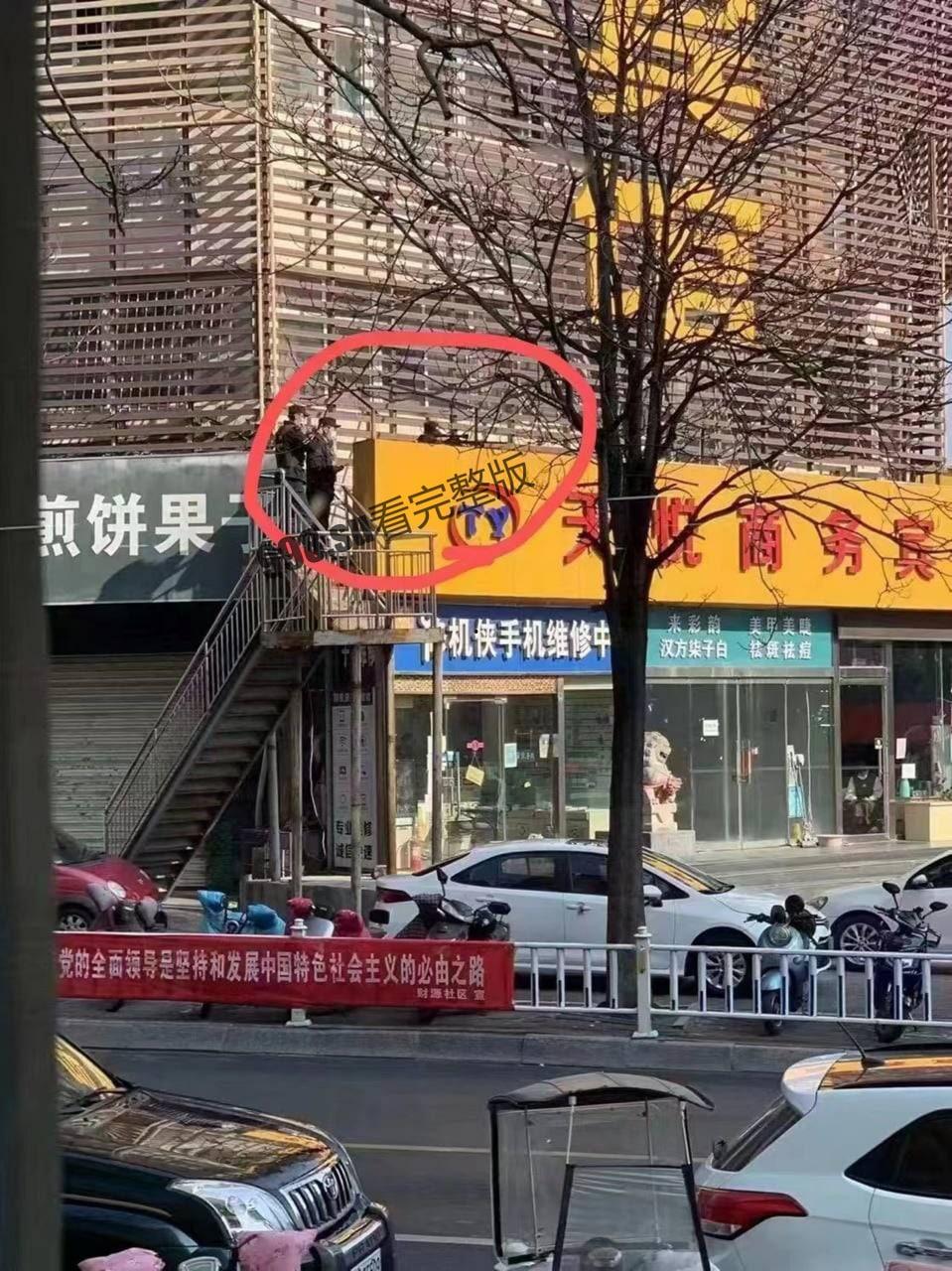 山东泰安抢银行 没想到劫匪通过抖音直播,知晓警方狙击手准确位置