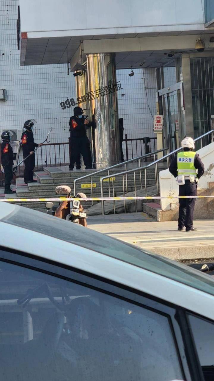 山东泰安抢银行 没想到劫匪通过抖音直播,知晓警方狙击手准确位置