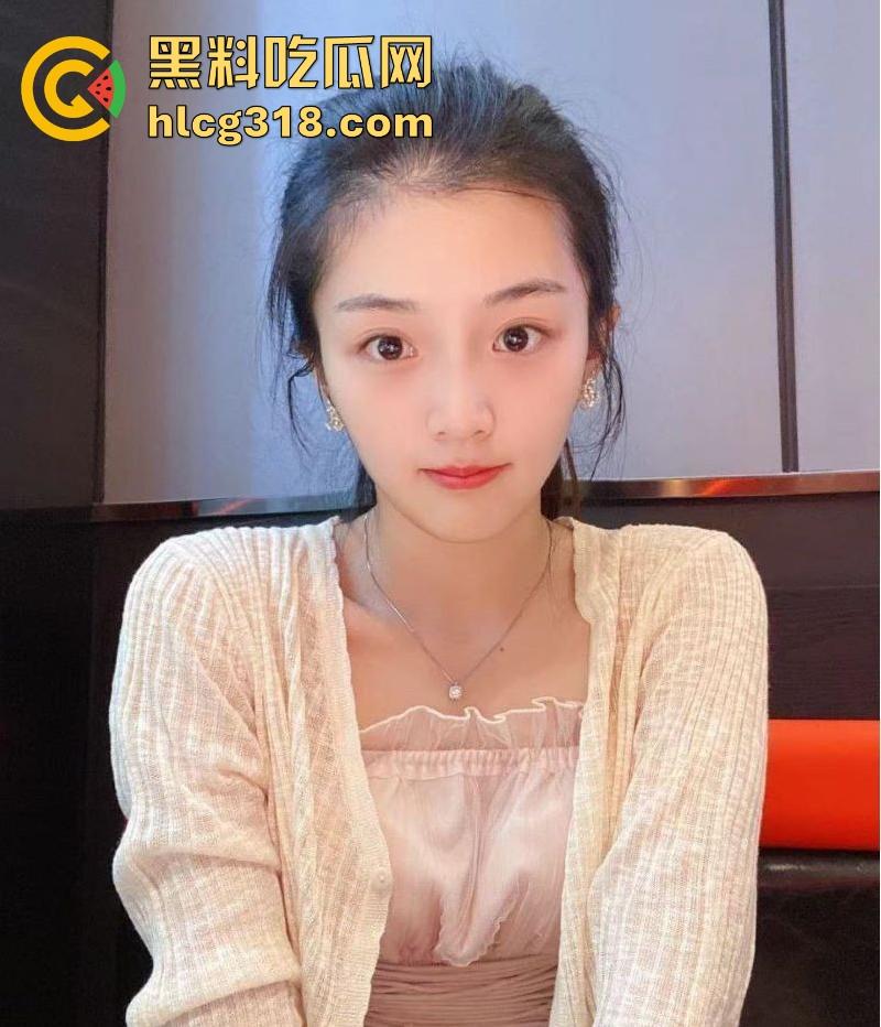 广西职业学院学生妹【薛雯雯】给男友私拍福利流出,清纯反差露脸口交,娇嫩身躯淫荡自慰,反差十足。