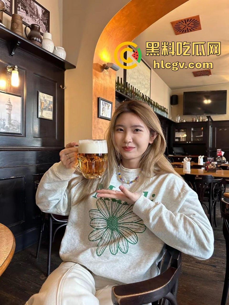 武汉大学极品学生妹【张丽娜】被富二代包养！白嫩翘臀骚劲十足，妥妥的豪门肉便器！