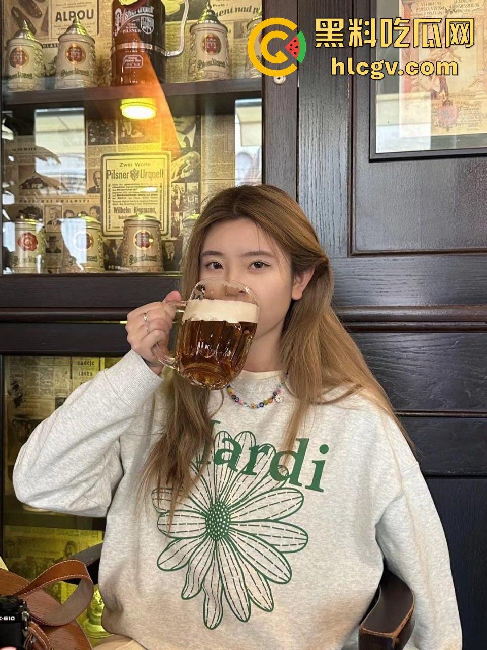 武汉大学极品学生妹【张丽娜】被富二代包养!白嫩翘臀骚劲十足,妥妥的豪门肉便器!