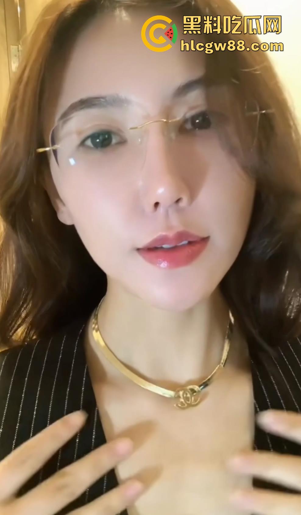 重庆大爷大妈户外河岸边激情野战 大妈俯身口爆 玩的是真花啊 这程度丝毫不输年轻人！