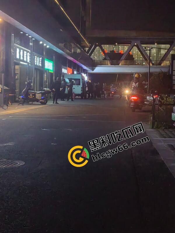 杭州东渡GAY群体光屁股堆成山,聚众开淫趴被当场抄家,大爷也混进去拼命对射,老年组也这么卷?