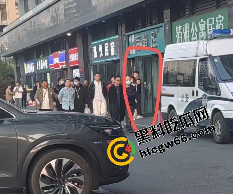 杭州东渡GAY群体光屁股堆成山,聚众开淫趴被当场抄家,大爷也混进去拼命对射,老年组也这么卷?