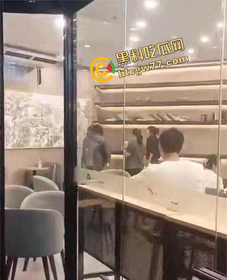 广东四会瑞幸咖啡馆正宫突袭抓奸,怒锤小三扯掉假睫毛,全场咖啡都凉了!