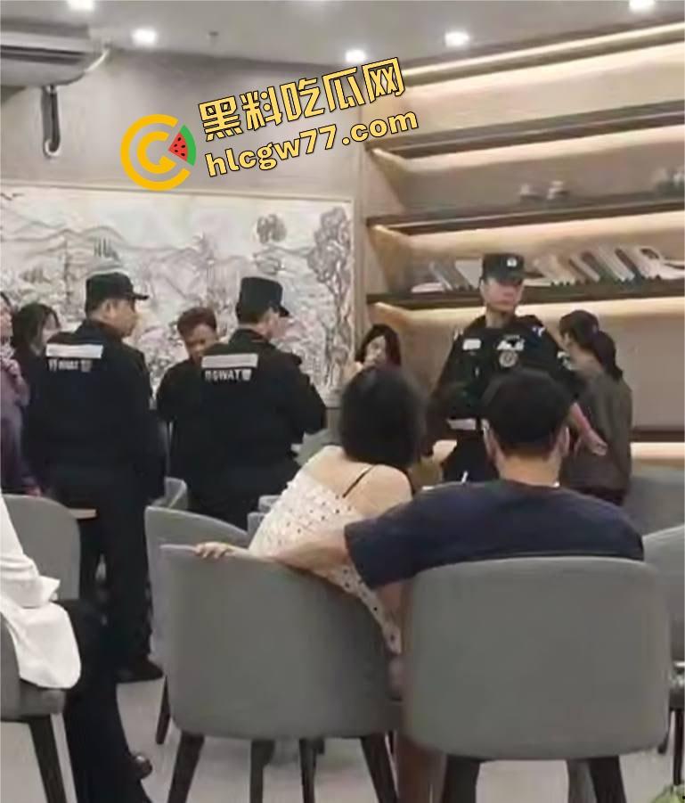 广东四会瑞幸咖啡馆正宫突袭抓奸,怒锤小三扯掉假睫毛,全场咖啡都凉了!