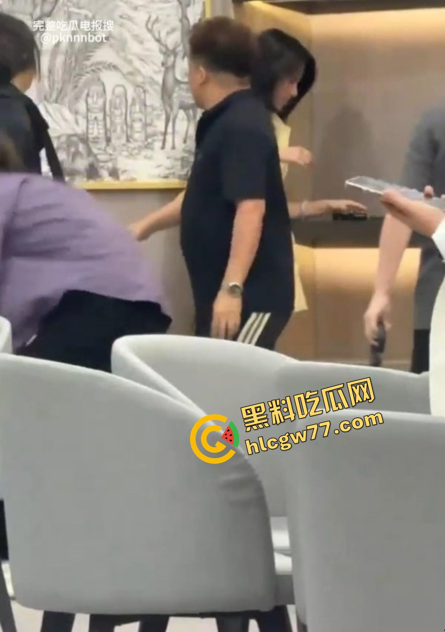 广东四会瑞幸咖啡馆正宫突袭抓奸,怒锤小三扯掉假睫毛,全场咖啡都凉了!