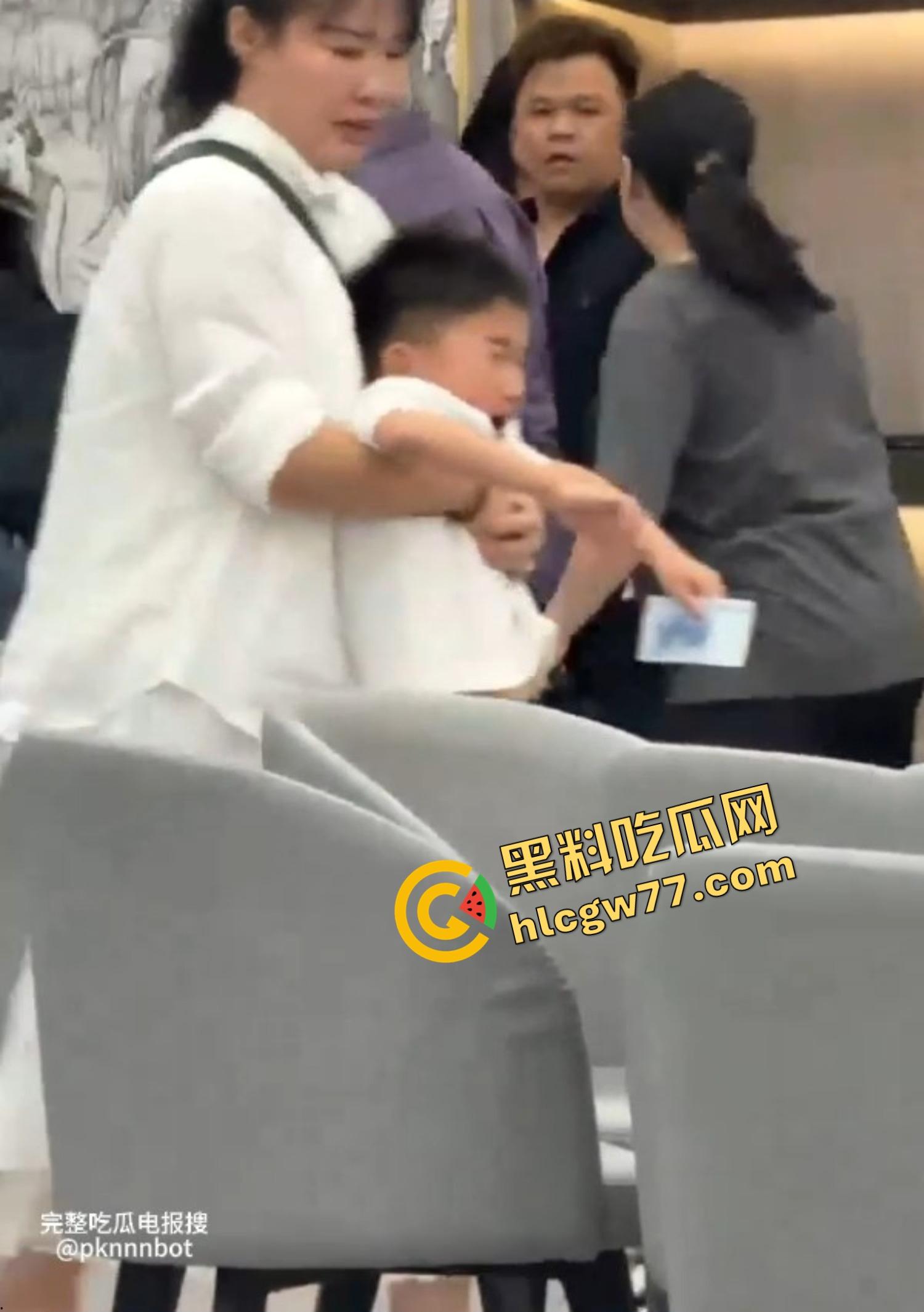 广东四会瑞幸咖啡馆正宫突袭抓奸,怒锤小三扯掉假睫毛,全场咖啡都凉了!