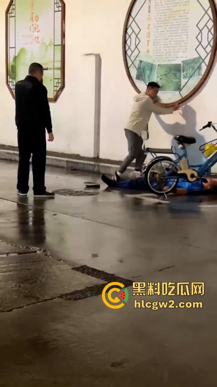 三男街头打架 上海拳皇当街展示拳脚功 一击ko绝杀挑衅男 倒头就睡