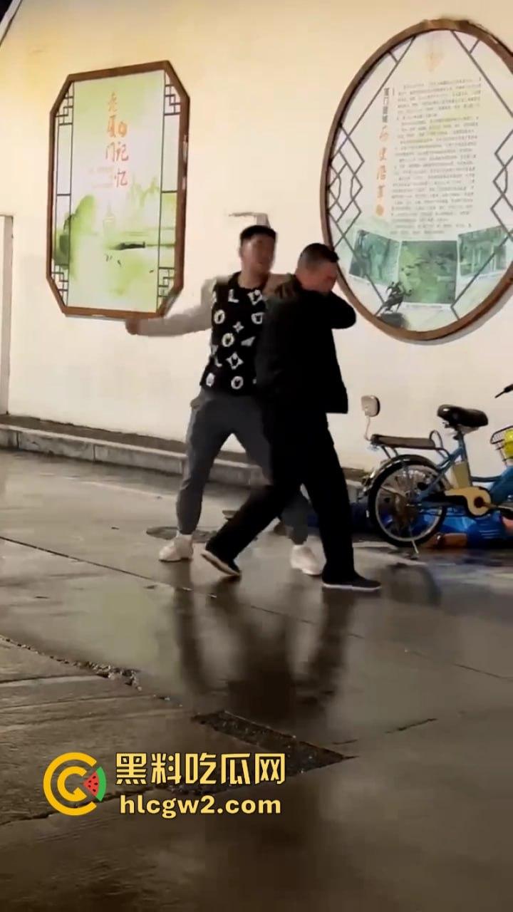 三男街头打架 上海拳皇当街展示拳脚功 一击ko绝杀挑衅男 倒头就睡