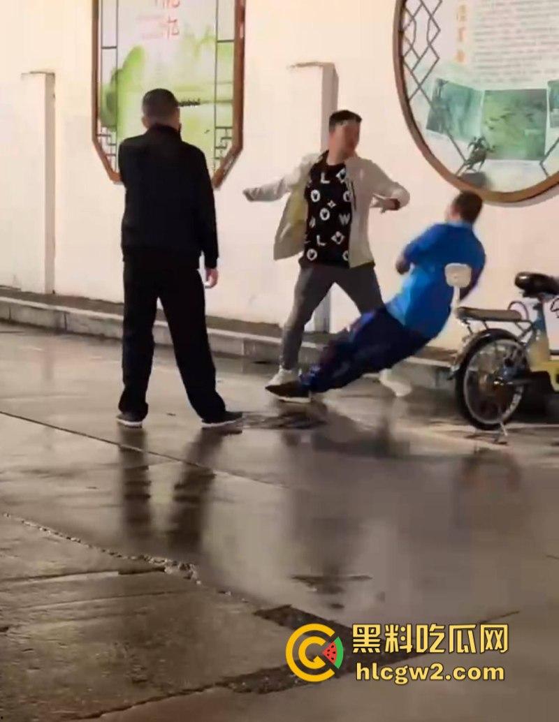三男街头打架 上海拳皇当街展示拳脚功 一击ko绝杀挑衅男 倒头就睡