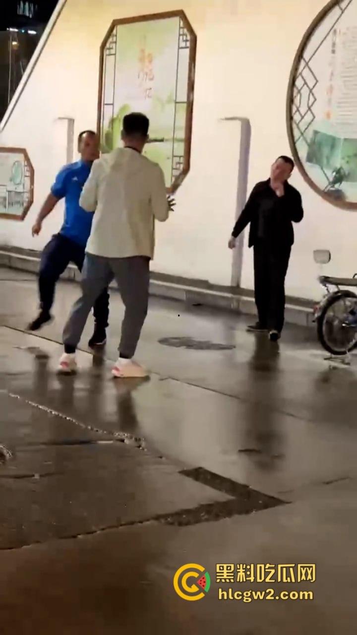 三男街头打架 上海拳皇当街展示拳脚功 一击ko绝杀挑衅男 倒头就睡