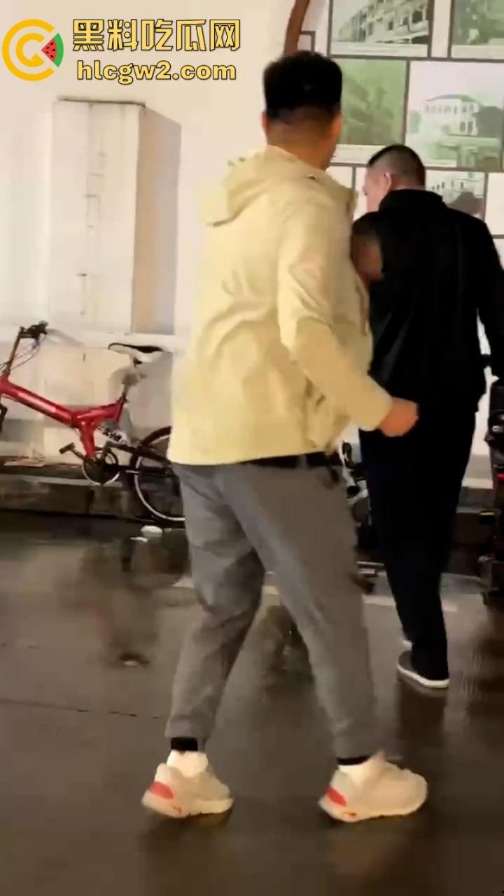 三男街头打架 上海拳皇当街展示拳脚功 一击ko绝杀挑衅男 倒头就睡