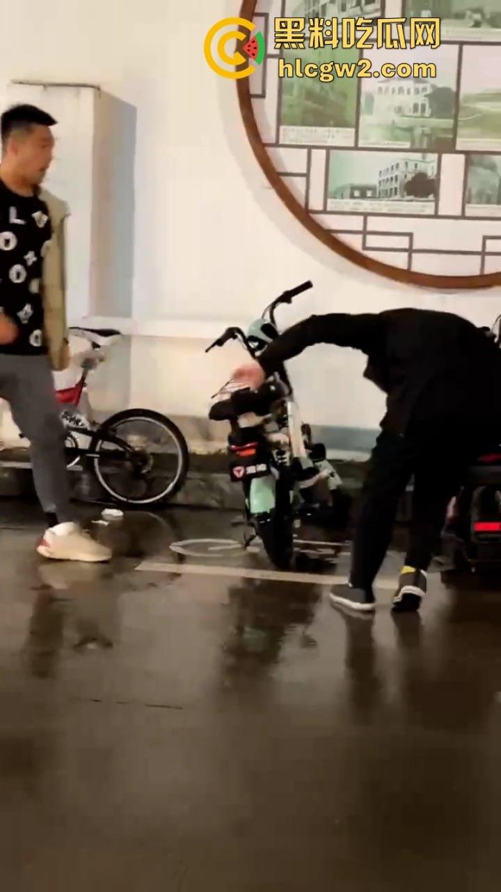 三男街头打架 上海拳皇当街展示拳脚功 一击ko绝杀挑衅男 倒头就睡