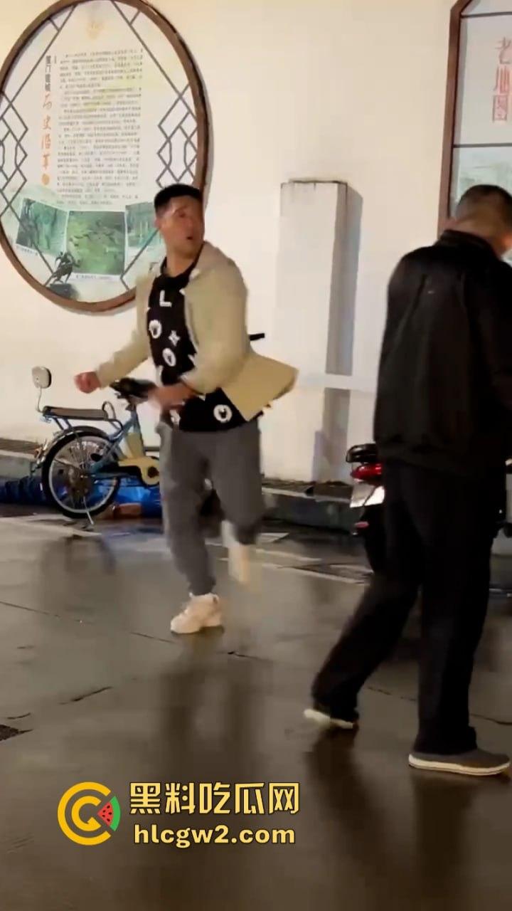 三男街头打架 上海拳皇当街展示拳脚功 一击ko绝杀挑衅男 倒头就睡