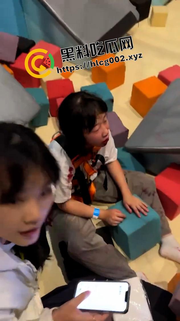 深圳南山区游乐场惊魂！攀岩项目绳子脱落小孩十几米落下 七窍流血 现场视频流出