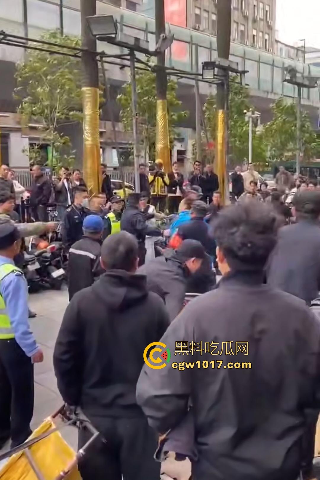 11月17日交警拖车引骑手强烈不满,外卖小哥怒砸电动车,多人拉扯互殴现场混乱,饿了么小哥直接吼警察!