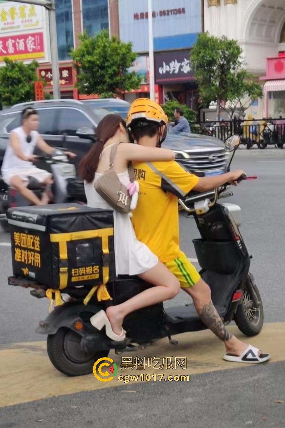 11月17日交警拖车引骑手强烈不满,外卖小哥怒砸电动车,多人拉扯互殴现场混乱,饿了么小哥直接吼警察!