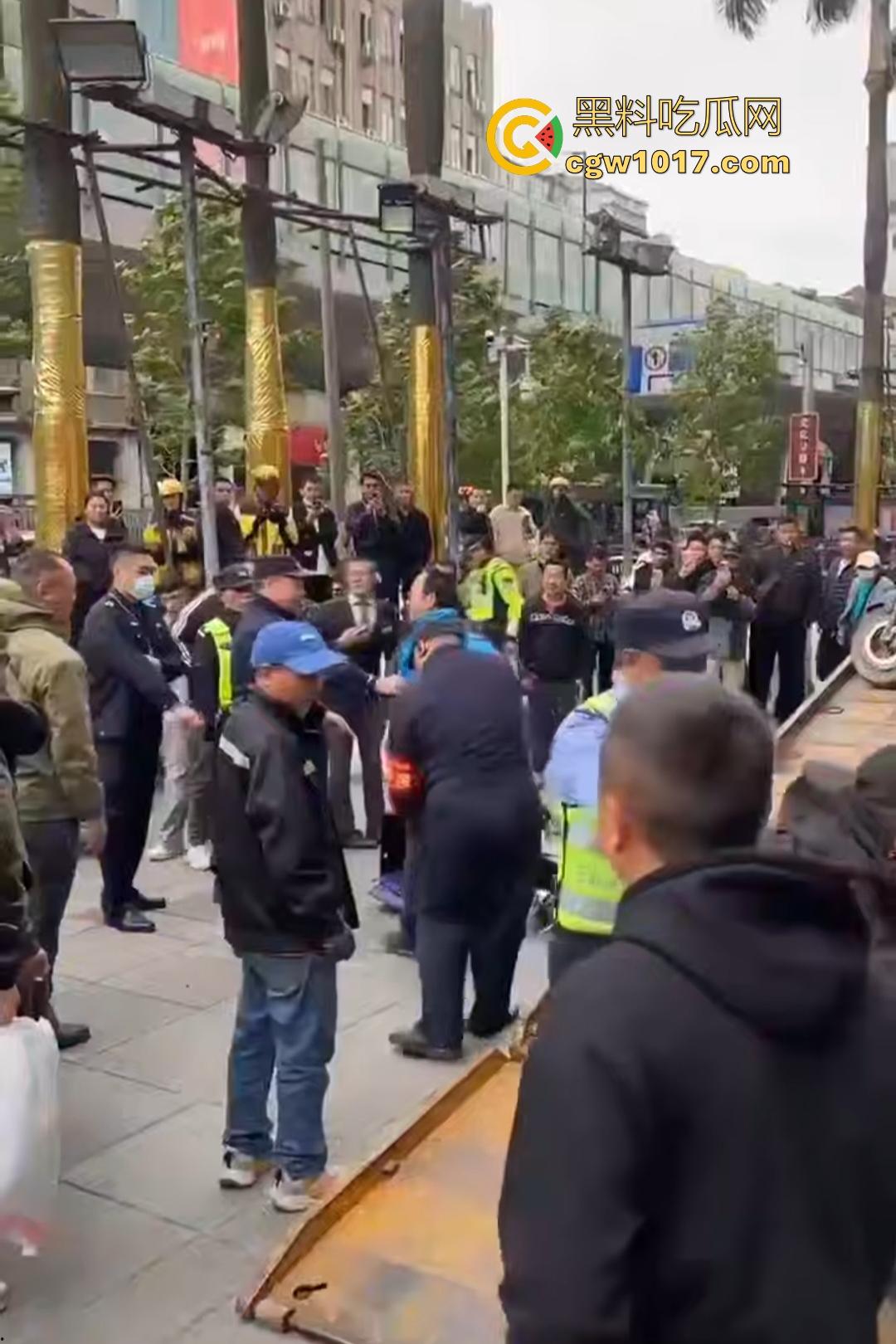 11月17日交警拖车引骑手强烈不满,外卖小哥怒砸电动车,多人拉扯互殴现场混乱,饿了么小哥直接吼警察!