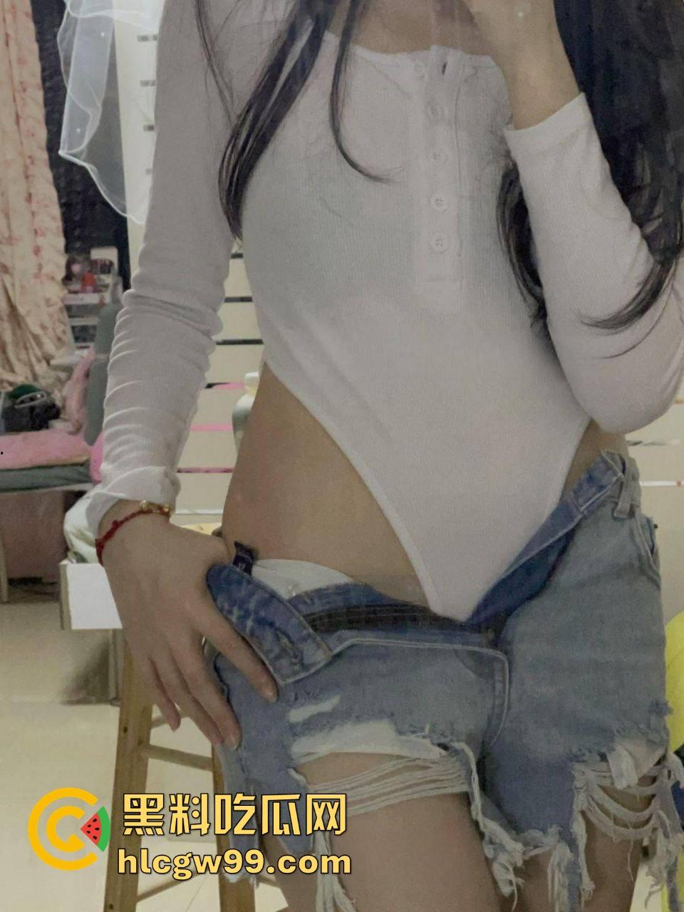 推特极品福利姬【小熊驾驶员】金主定制福利视频流出,扣穴揉奶骚得像个魅魔,眼神勾人到炸裂!