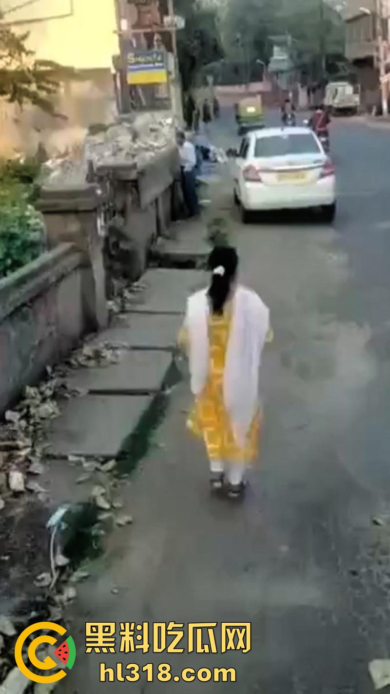 印度三哥奇葩操作，街边尿尿同时还拿尿洗脸，果然是印度，人尿牛尿都不避讳，玩的真花花啊！