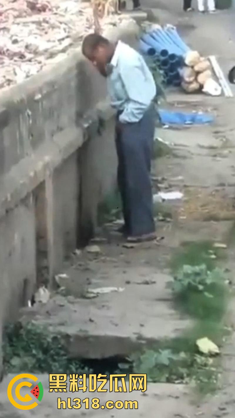 印度三哥奇葩操作,街边尿尿同时还拿尿洗脸,果然是印度,人尿牛尿都不避讳,玩的真花花啊!