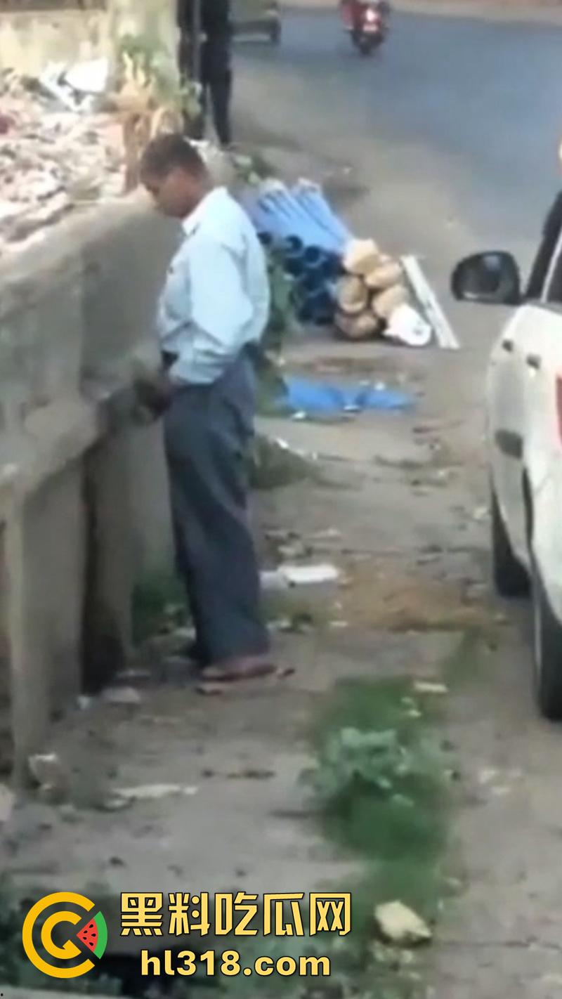 印度三哥奇葩操作,街边尿尿同时还拿尿洗脸,果然是印度,人尿牛尿都不避讳,玩的真花花啊!