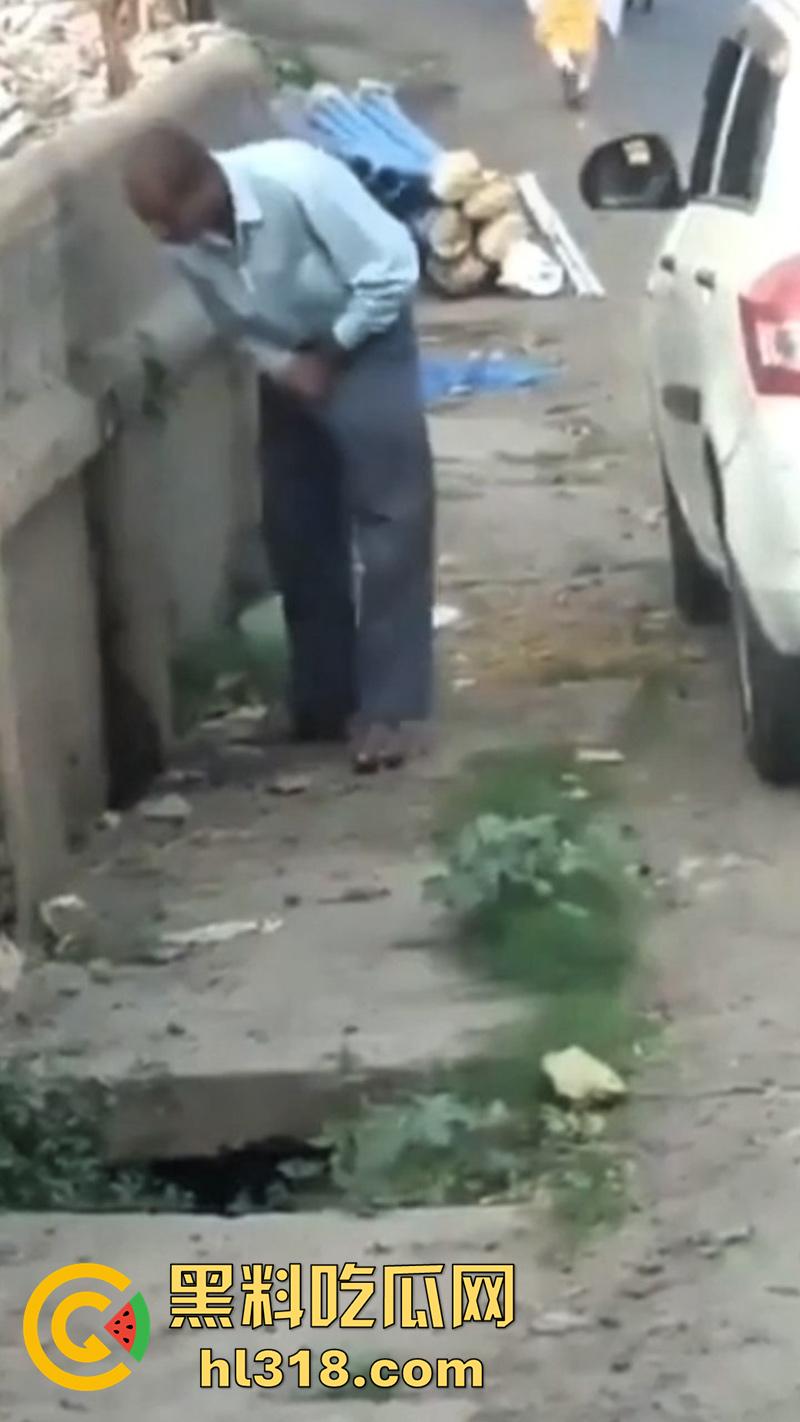 印度三哥奇葩操作,街边尿尿同时还拿尿洗脸,果然是印度,人尿牛尿都不避讳,玩的真花花啊!