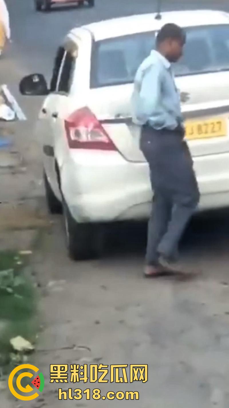 印度三哥奇葩操作,街边尿尿同时还拿尿洗脸,果然是印度,人尿牛尿都不避讳,玩的真花花啊!