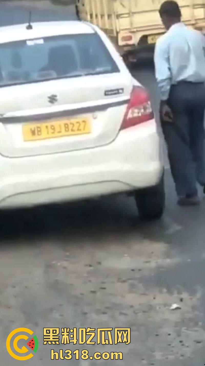 印度三哥奇葩操作,街边尿尿同时还拿尿洗脸,果然是印度,人尿牛尿都不避讳,玩的真花花啊!