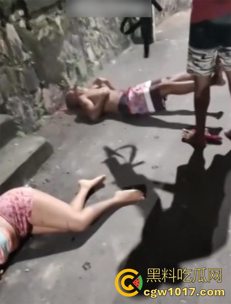 国外偷情的惨痛代价，情夫直接被爆头，老公不解恨还上前补枪，这出轨的代价还真不小啊！