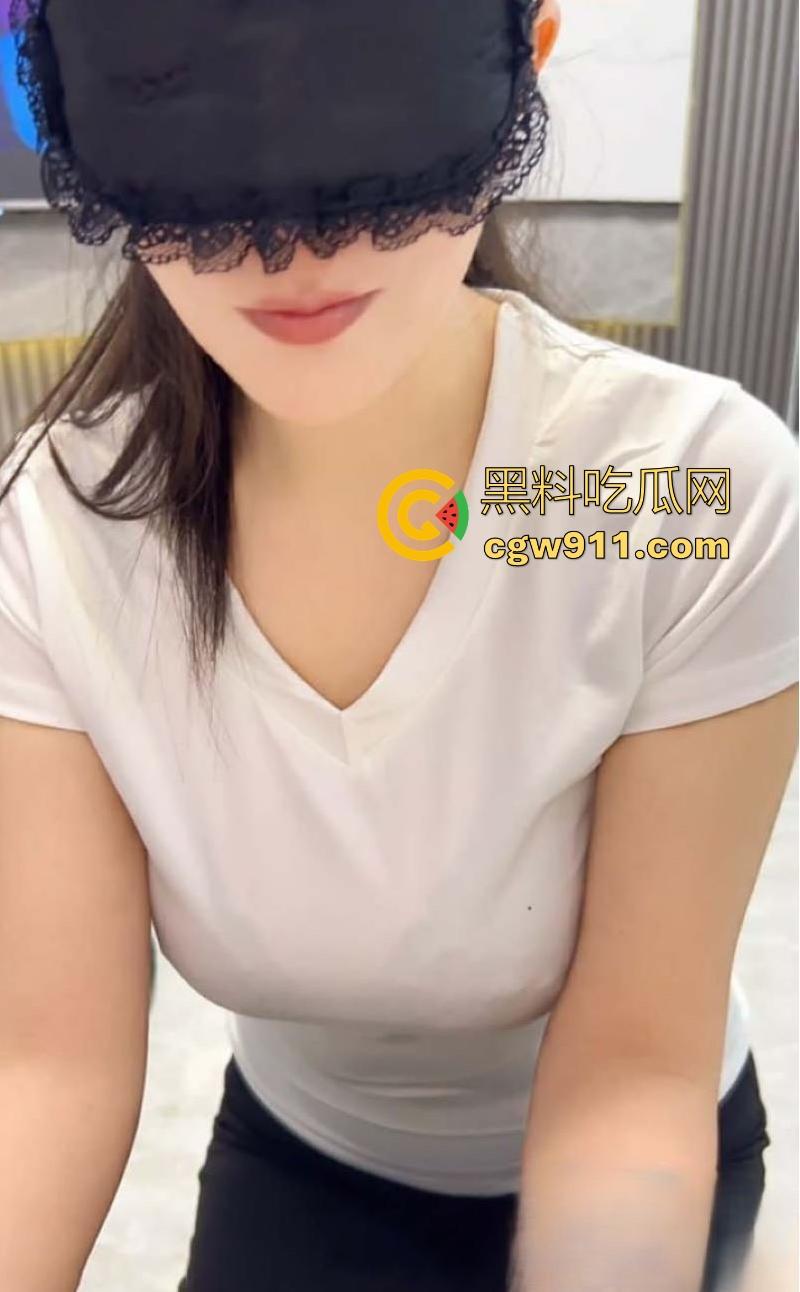 国庆假期,偷情骑行圈的大奶美少妇,极品大奶狂喷奶水,多角度爆操抽插,完美身材诱惑爆表!