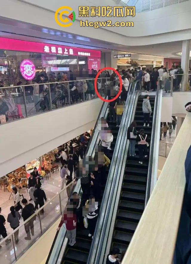 济宁新开商场小女孩从四楼坠落,不幸离世,疑因电梯事故酿成悲剧!