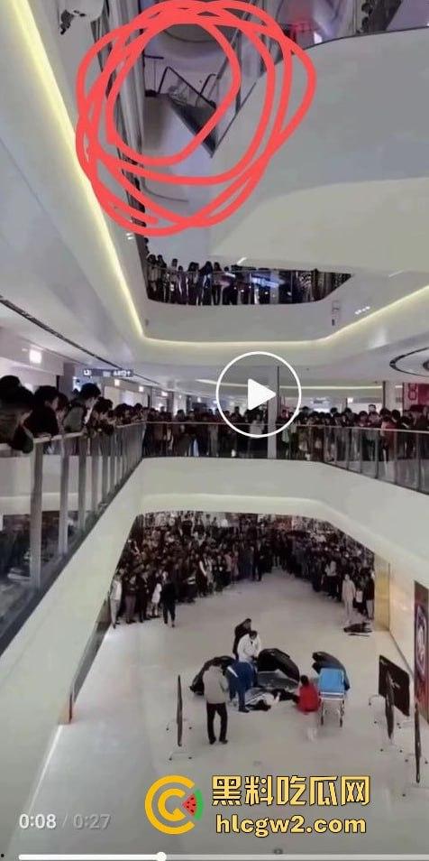 济宁新开商场小女孩从四楼坠落,不幸离世,疑因电梯事故酿成悲剧!