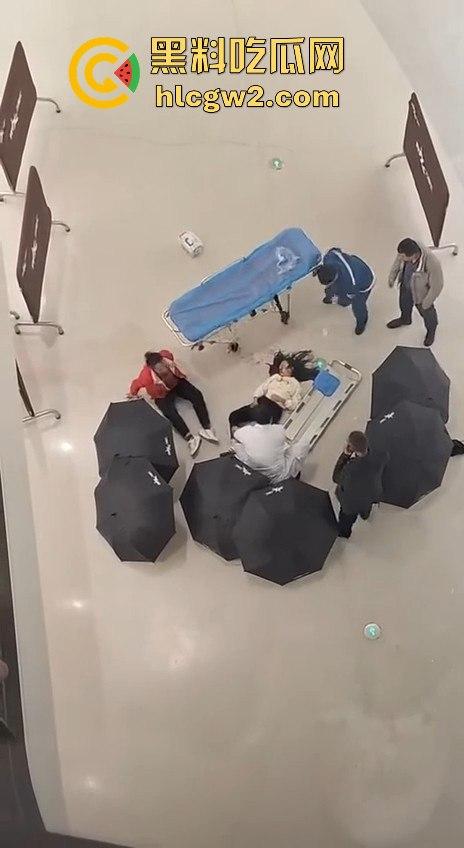 济宁新开商场小女孩从四楼坠落,不幸离世,疑因电梯事故酿成悲剧!