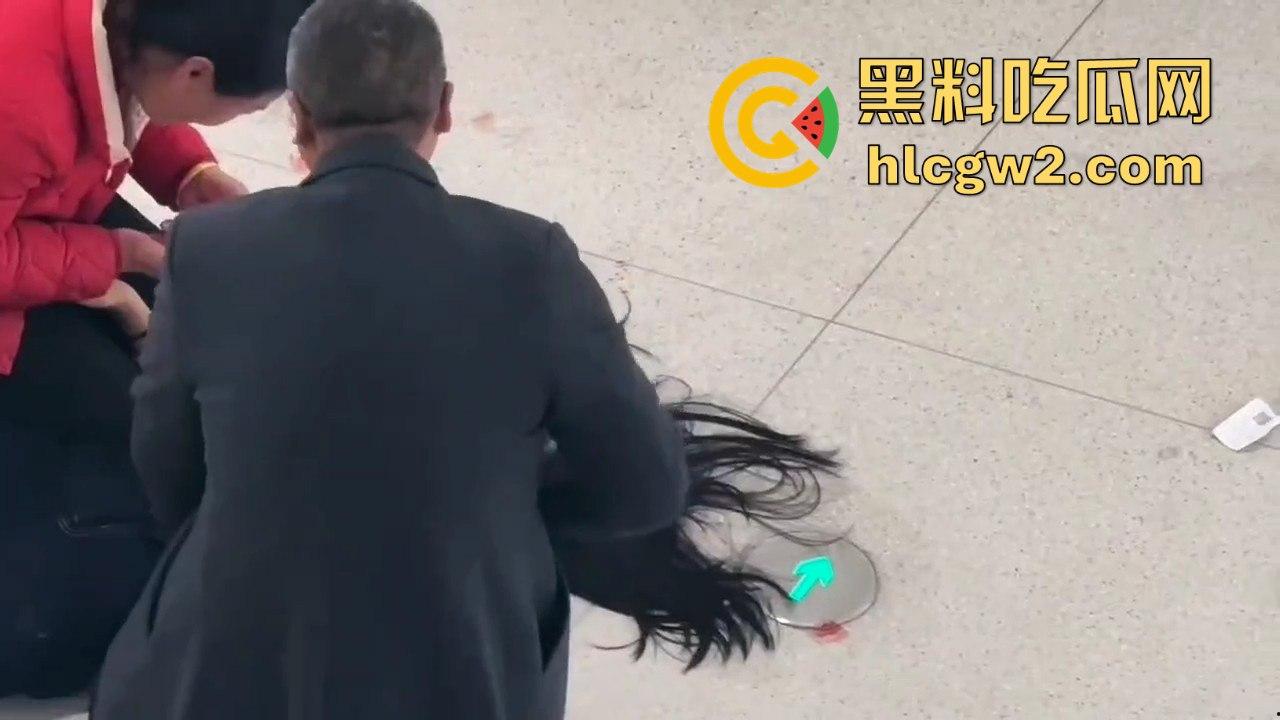 济宁新开商场小女孩从四楼坠落,不幸离世,疑因电梯事故酿成悲剧!