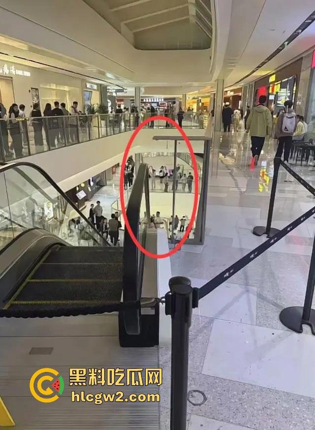 济宁新开商场小女孩从四楼坠落,不幸离世,疑因电梯事故酿成悲剧!