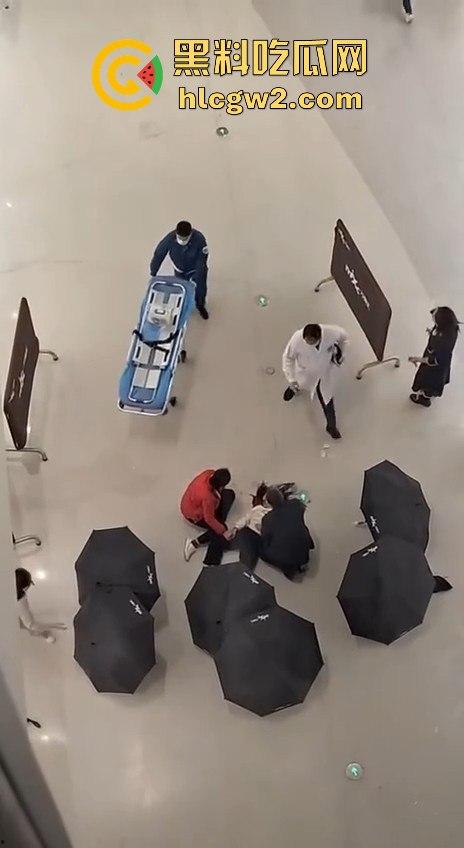 济宁新开商场小女孩从四楼坠落,不幸离世,疑因电梯事故酿成悲剧!