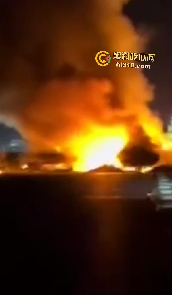 京哈高速四平段凌晨突发车祸!大货车油罐车猛撞起火,网友高速竟限速80真害人!