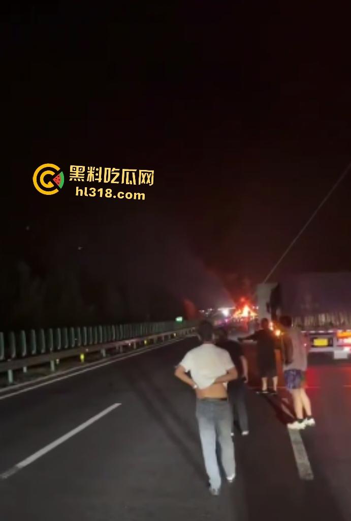 京哈高速四平段凌晨突发车祸!大货车油罐车猛撞起火,网友高速竟限速80真害人!