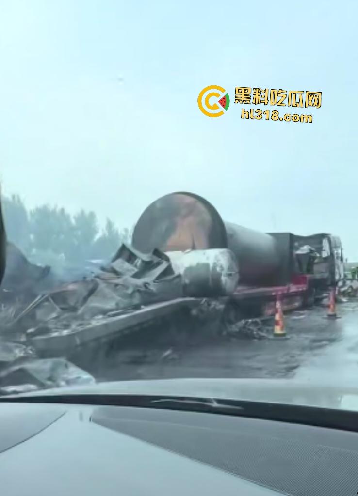 京哈高速四平段凌晨突发车祸!大货车油罐车猛撞起火,网友高速竟限速80真害人!
