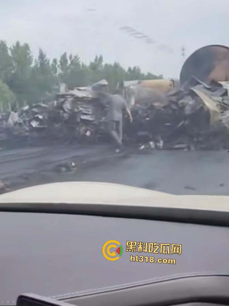 京哈高速四平段凌晨突发车祸!大货车油罐车猛撞起火,网友高速竟限速80真害人!