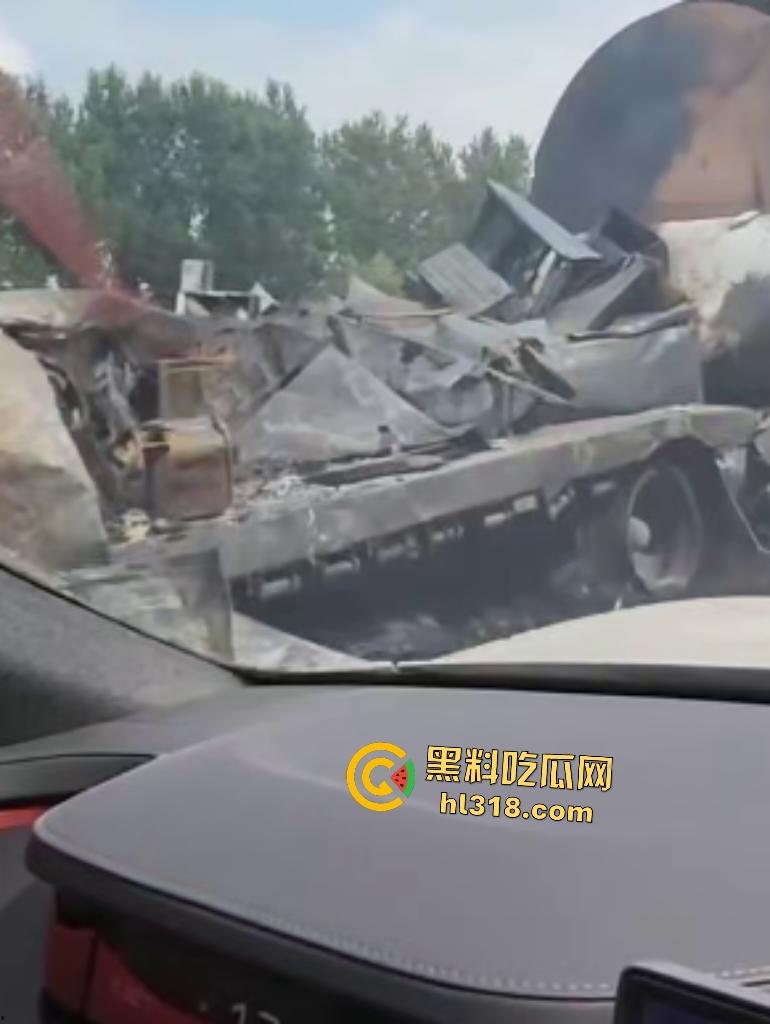 京哈高速四平段凌晨突发车祸!大货车油罐车猛撞起火,网友高速竟限速80真害人!