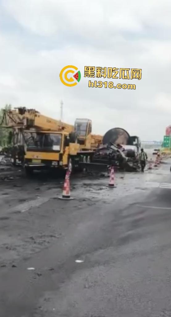 京哈高速四平段凌晨突发车祸!大货车油罐车猛撞起火,网友高速竟限速80真害人!