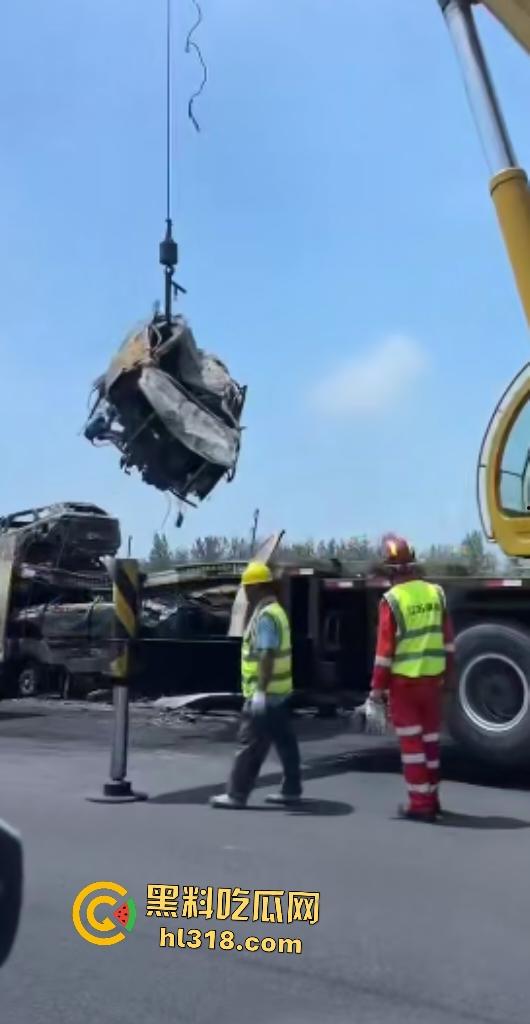 京哈高速四平段凌晨突发车祸!大货车油罐车猛撞起火,网友高速竟限速80真害人!