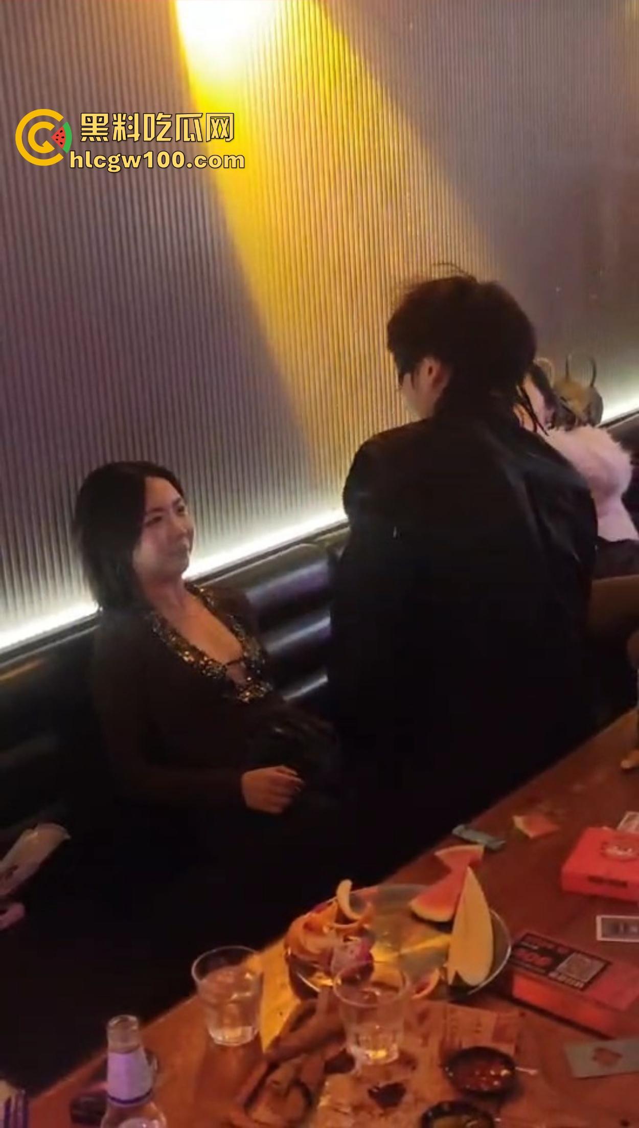 不羡鸳鸯不羡仙,只羡富婆每一天,王婆天选男模开局撒钱招呼肌肉,淫乱派对全程狂嗨,富婆的快乐你想不到!